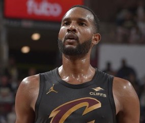 骑士记者：莫布利夏天提升了投射技术 控球等方面也得到了加强